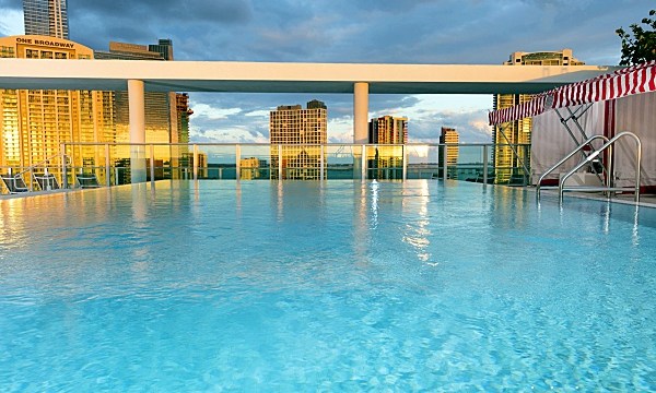 Onde ficar em Miami Atton Brickell Miami hotel para enxoval do bebe em Miami Atton Brickell Miami Pool Deck