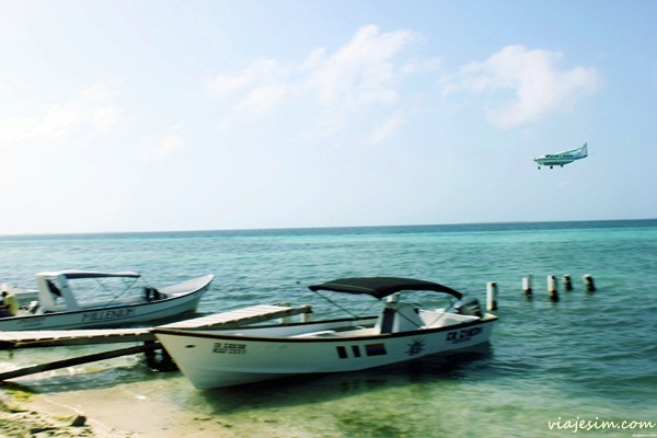 Aviãozinho chega a Los Roques enquanto esperamos nosso passeio no porto Los Roques Venezuela dicas pousada passeios vôos513