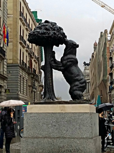 Estátua símbolo de Madrid na Puerta del Sol madrid urso