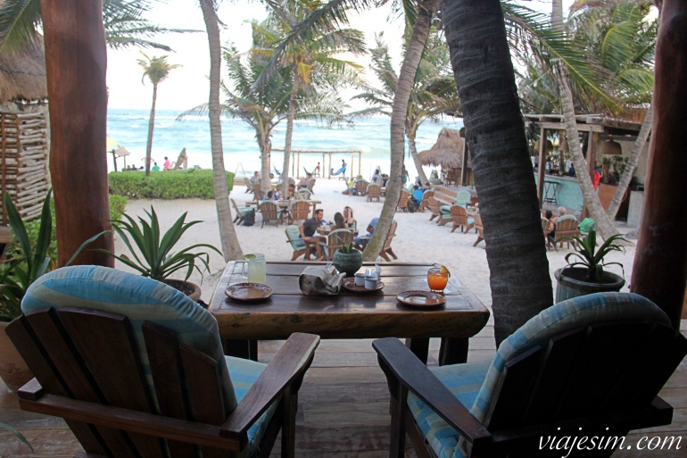 riviera-maia-com-bebe-restaurante-praia-tulum-ahau Vista das cadeiras de charmoso restaurante à beira da praia em Tulum