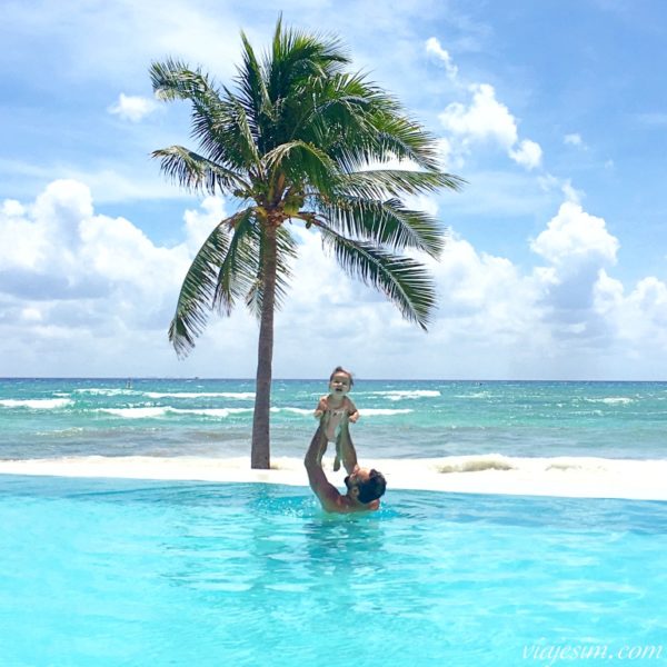riviera-maia-com-bebe-mahekal-resort-playa-del-carmen Pai e bebê em piscina de borda infinita em resort em frente à praia em Playa Del Carmen