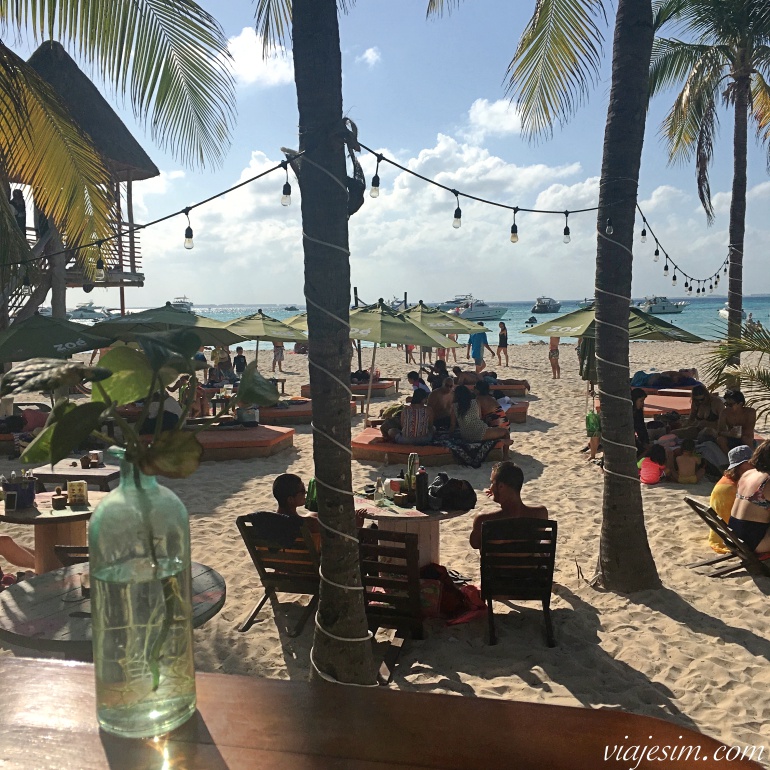 riviera-maia-com-bebe-beach-club-isla-mujeres Vista da praia com mesas e decoração charmosa de Beach Club em Playa Norte na Isla Mujeres em Cancun