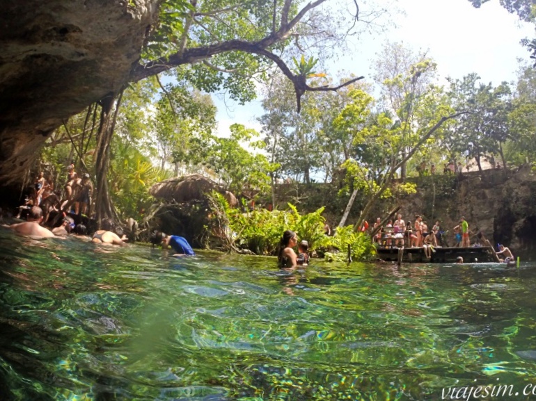 riviera-maia-com-bebe-grand-cenote-tulum Mãe e bebê de 1 ano nadando no Grand Cenote em Tulum no México