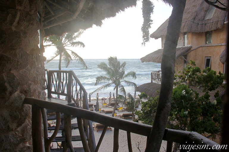 riviera-maia-com-bebe-hotel-alaya-tulum Vista do mar e praia em Tulum a partir da varanda do quarto do hotel Alaya