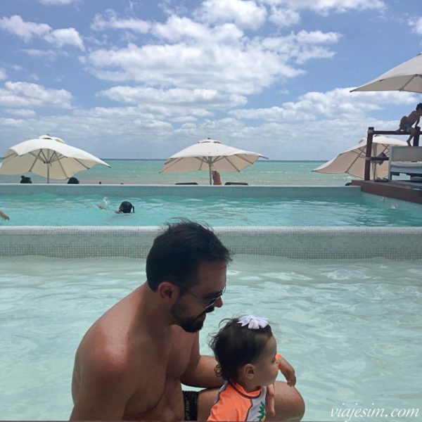 mexico-roteiro-8-dias-beach-club-playa-del-carmen Bebê e pai em piscina infantil com mar ao fundo em Playa del Carmen