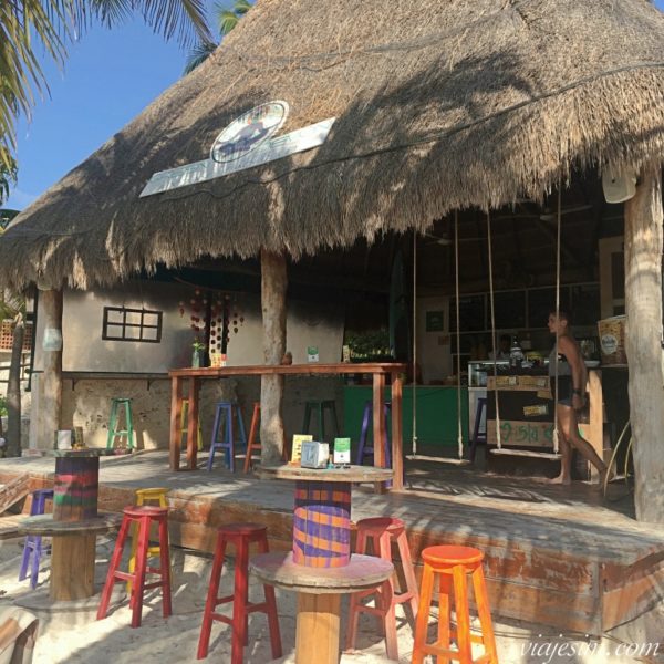mexico-roteiro-8-dias-isla-mujeres-playa-norte Restaurante com teto de palha e balanços charmosos na Playa Norte, em Isla Mujeres